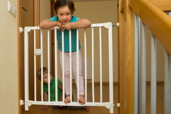 Jak zabezpieczyć schody bez balustrady i uniknąć wypadków w domu