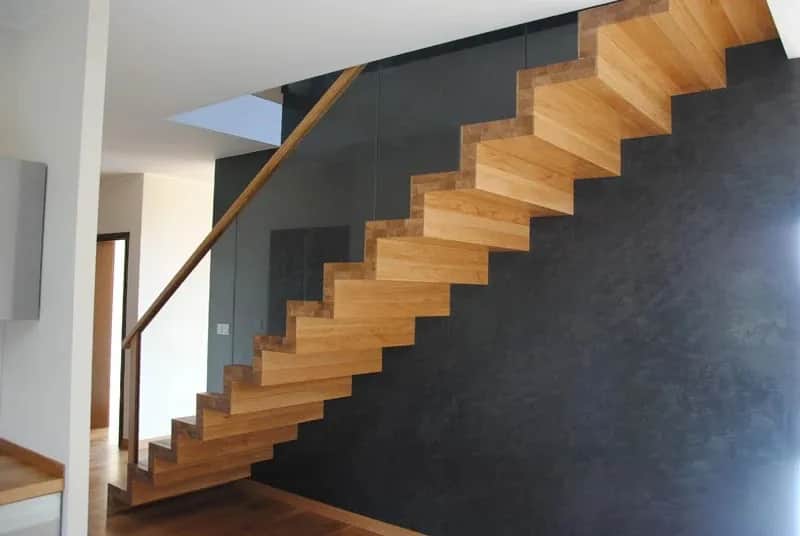 Z czego schody wewnętrzne? 7 materiałów - zalety i wady