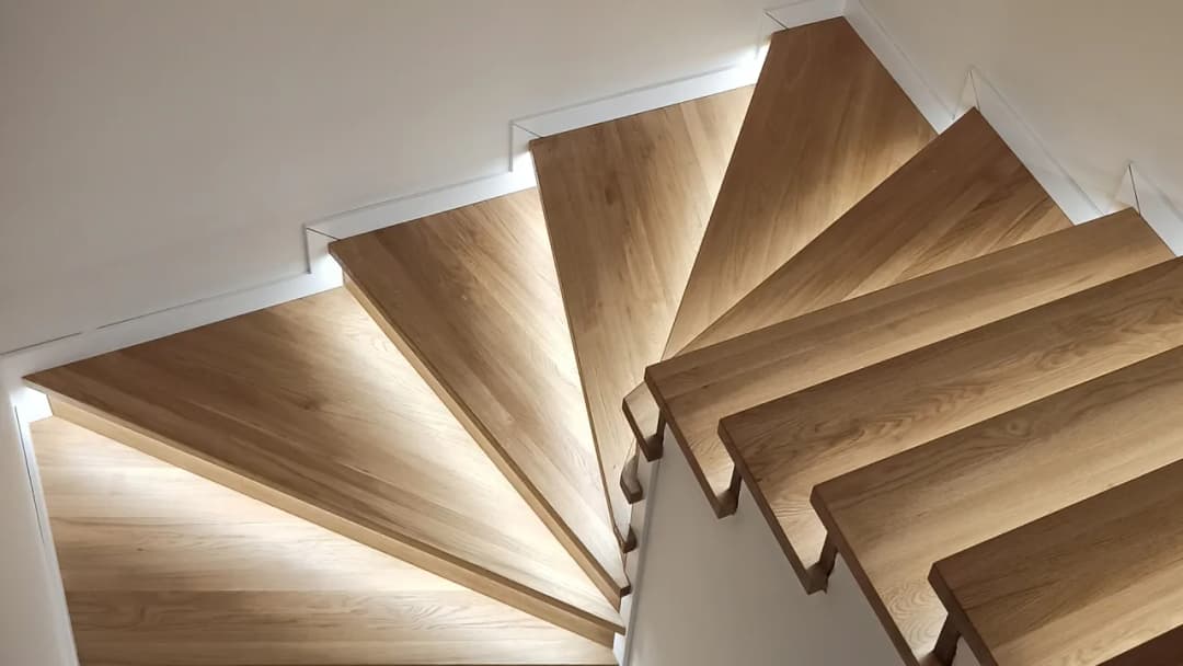 Ile kosztują schody drewniane na beton i co wpływa na cenę?