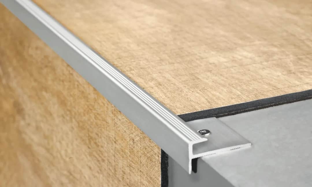 Profesjonalny montaż paneli na schodach krok po kroku bez błędów