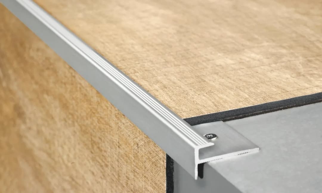 Profesjonalny montaż paneli na schodach krok po kroku bez błędów