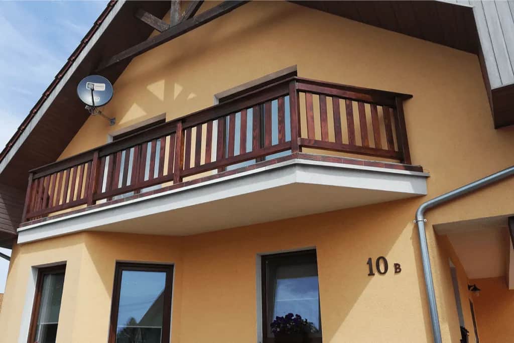 Jakie drewno na balustrady zewnętrzne - wybierz najlepsze gatunki na lata