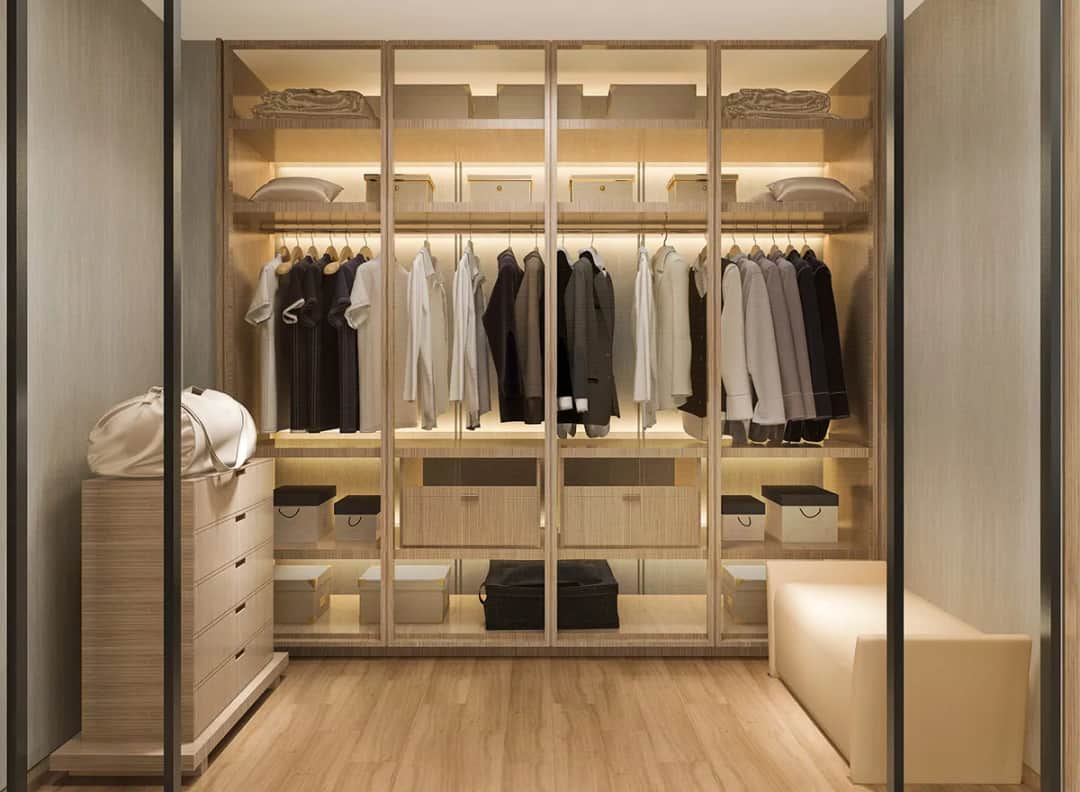 Jak urządzić garderobę, by uniknąć bałaganu i zyskać przestrzeń