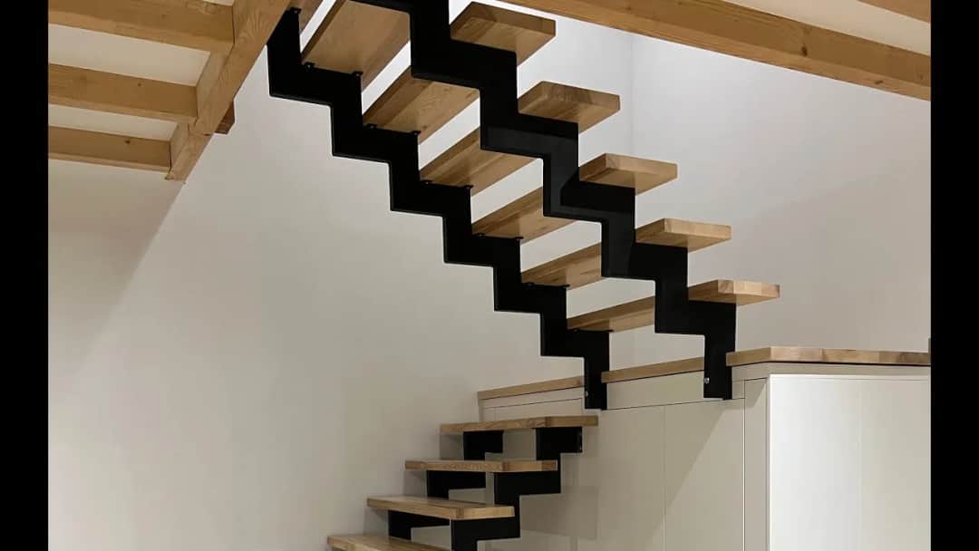 Metalowe schody do piwnicy krok po kroku. Uniknij kosztownych błędów przy budowie