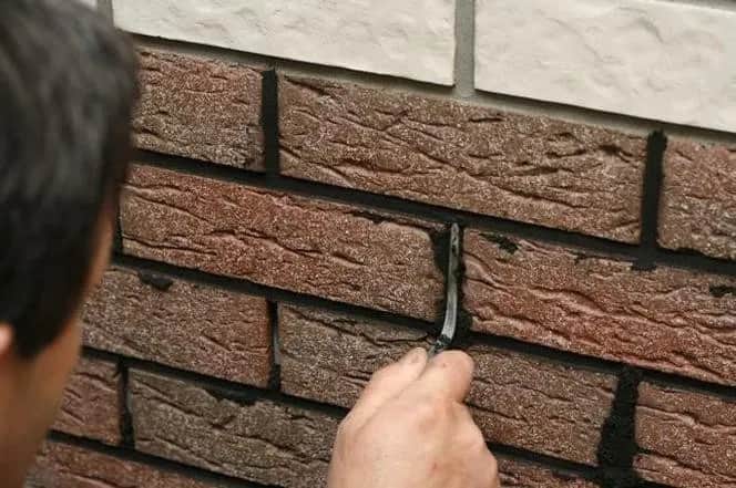 Jak skutecznie wypełnić ubytki w cegle i przywrócić trwałość muru