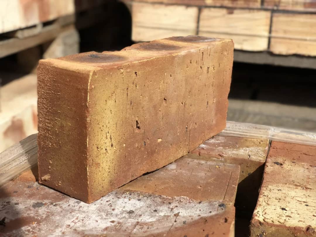 Z czego robi się cegły i jakie są ich kluczowe właściwości budowlane