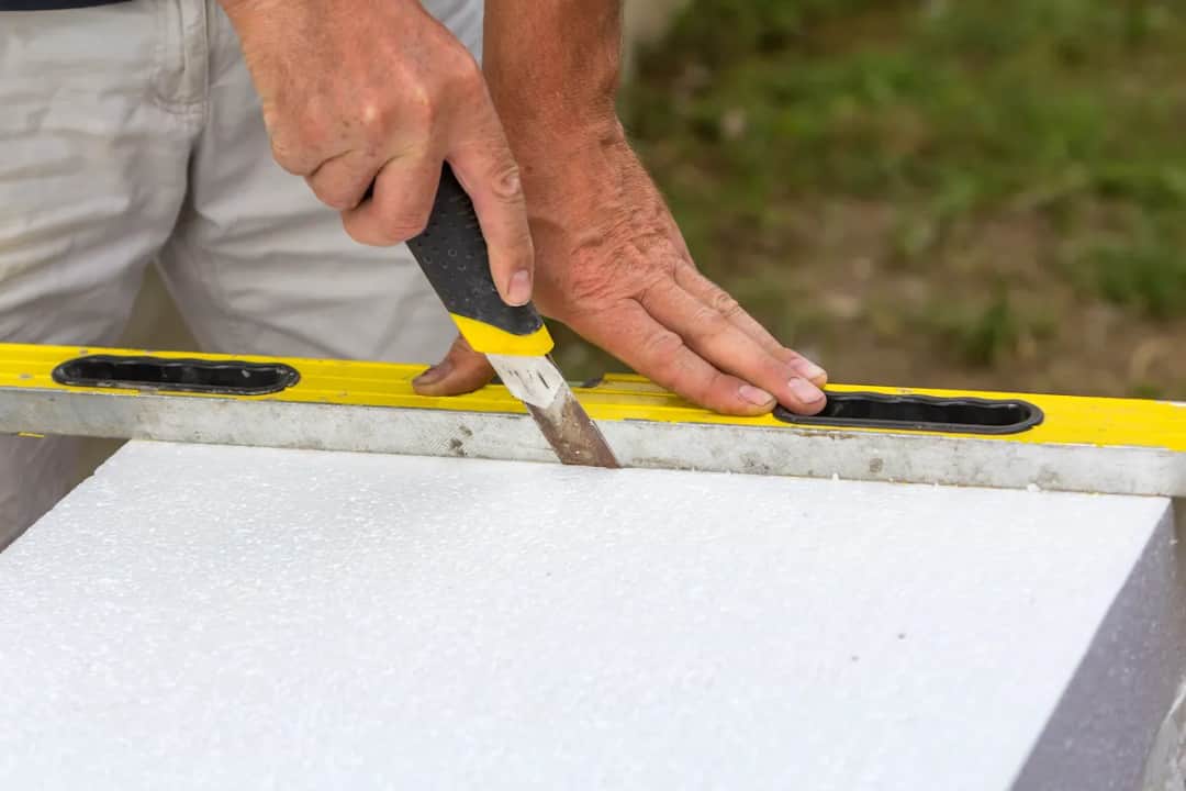 Jak ciąć styropian pod kątem, aby uniknąć błędów i strat materiału