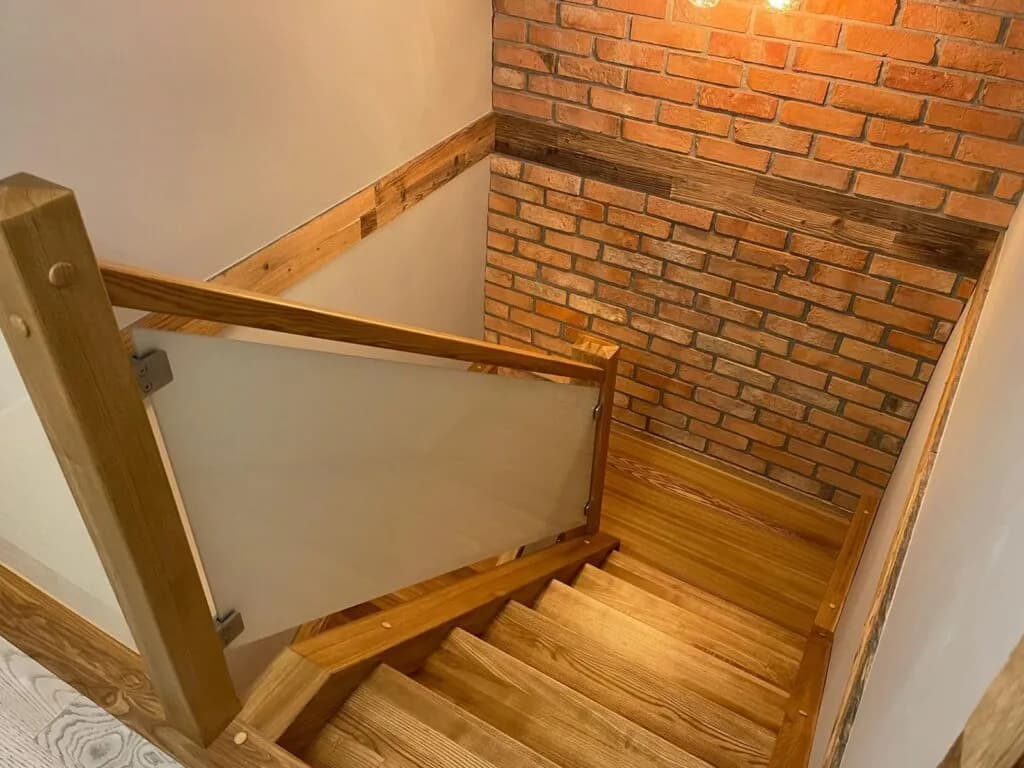 Drewniane schody na beton: unikaj błędów przy wyborze materiału