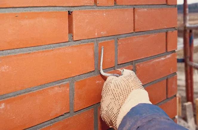 Jak naprawić pęknięty komin z cegły i uniknąć poważnych problemów