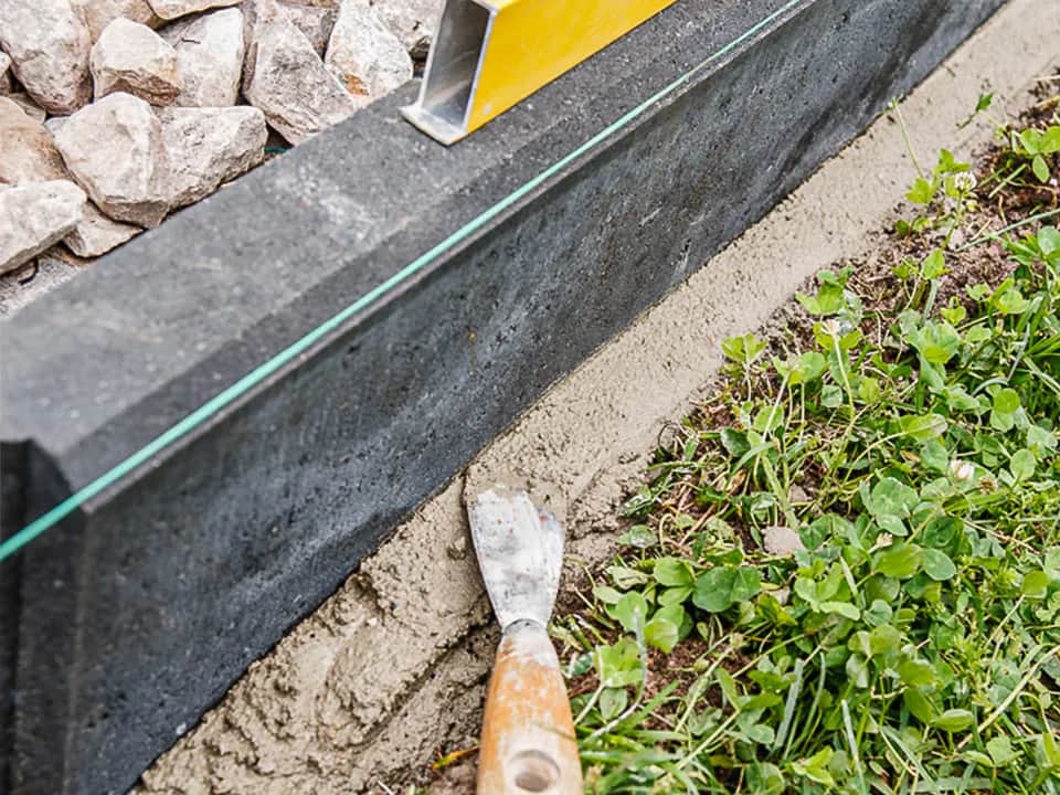 Jaki beton pod obrzeża wybrać, aby uniknąć pęknięć i strat?