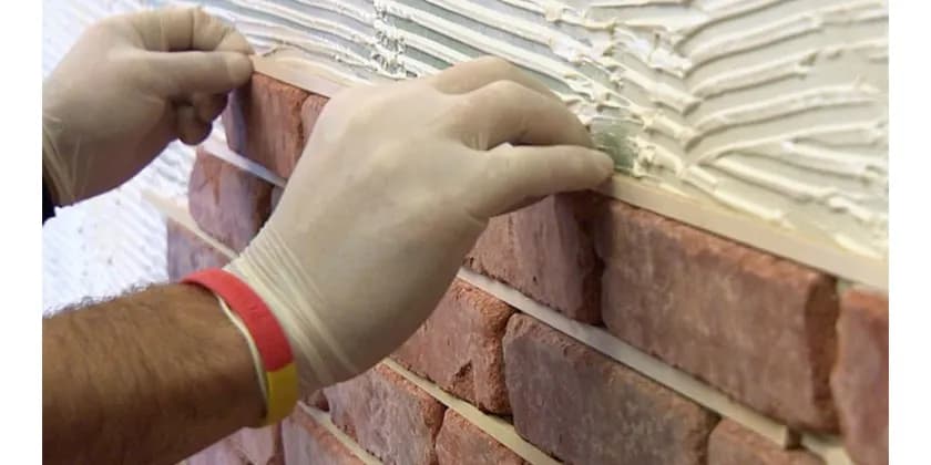 Jak położyć cegłę na ścianę – krok po kroku do idealnego efektu