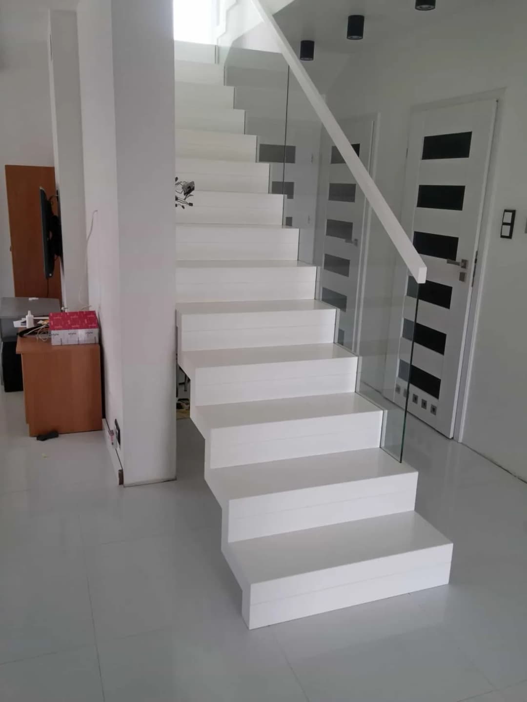 Schody: Półmat czy połysk? Która opcja sprawi, że Twój dom będzie olśniewający