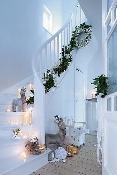 Magiczne schody na święta: Proste sposoby na świąteczną dekorację