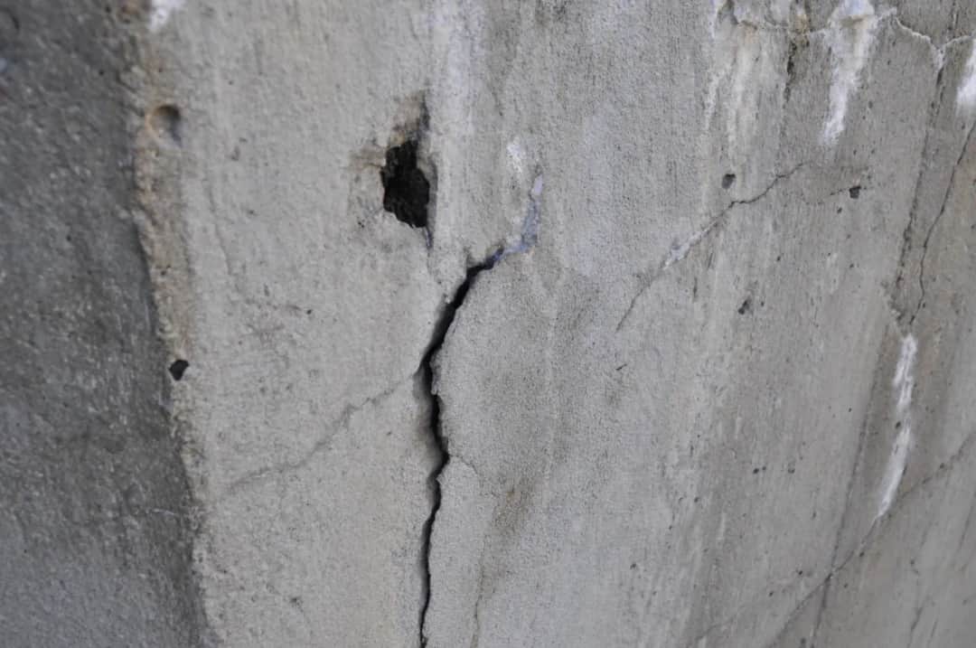 Jak skutecznie zabezpieczyć beton na zewnątrz przed zniszczeniem?