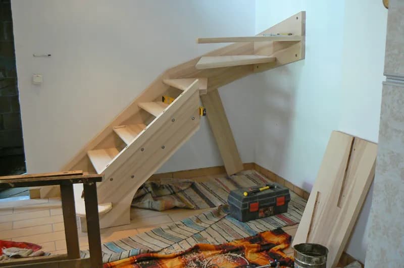 Jak bezpiecznie zamontować schody drewniane do stropu krok po kroku