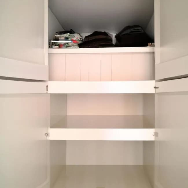 Jak zrobić praktyczną szafę pod schodami bez kosztownego remontu