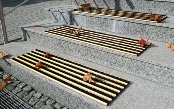 Jak zabezpieczyć śliskie schody zewnętrzne? 8 skutecznych metod