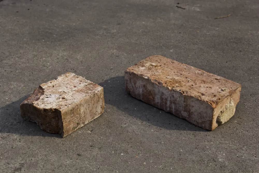 Ile waży cegła i dlaczego jej waga ma ogromne znaczenie w budownictwie