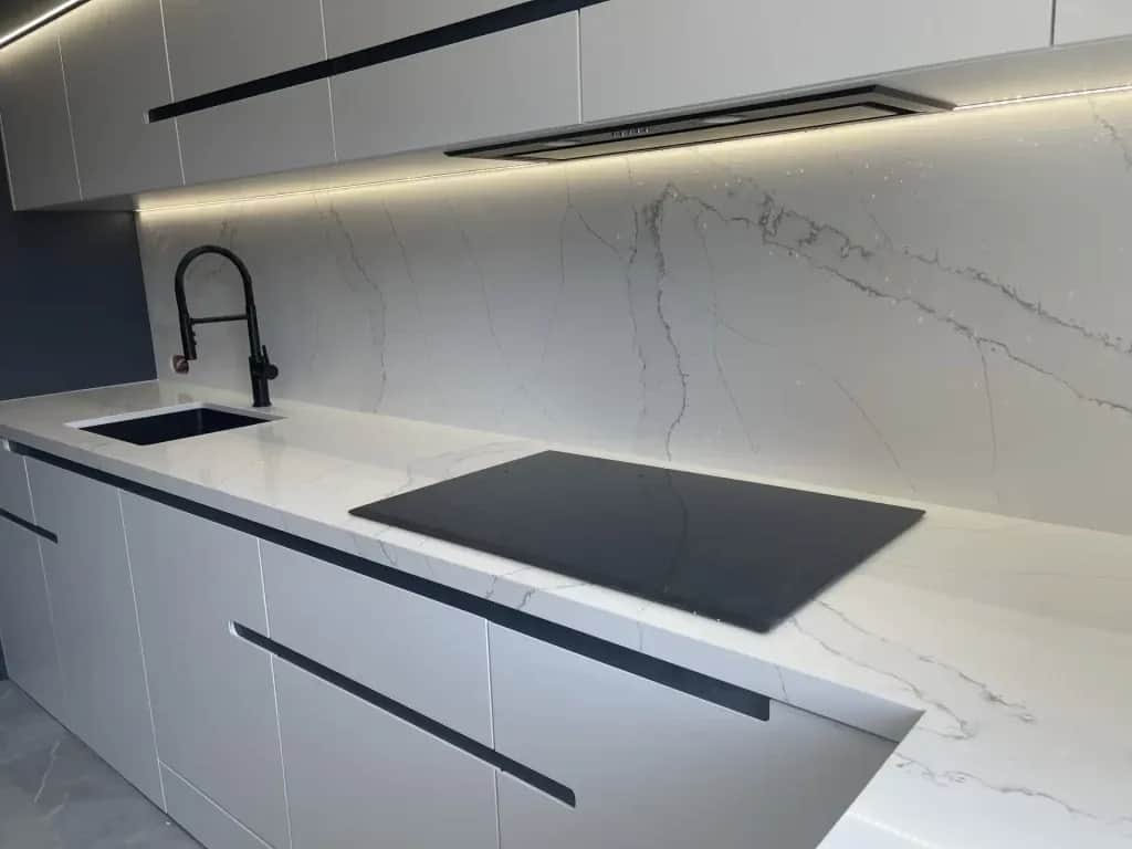 Blat kuchenny konglomerat kwarcowy – trwałość i elegancja w kuchni