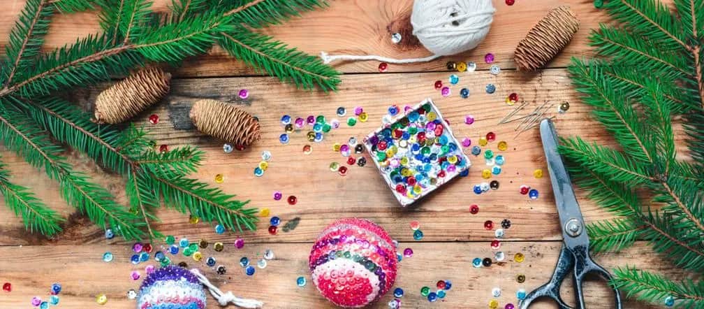 Jak ozdobić choinkę ze styropianu cekinami i uniknąć błędów