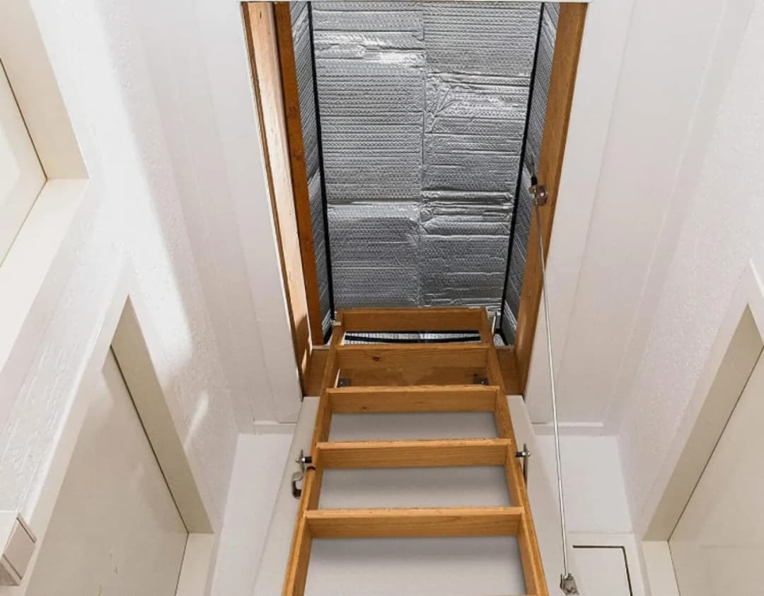Jak tanio i skutecznie ocieplić schody na strych bez dużych nakładów
