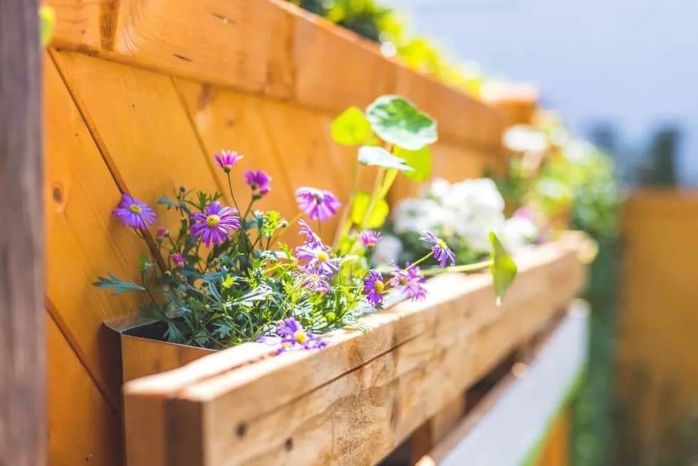 Jak wykorzystać palety w ogrodzie - kreatywne pomysły na aranżacje