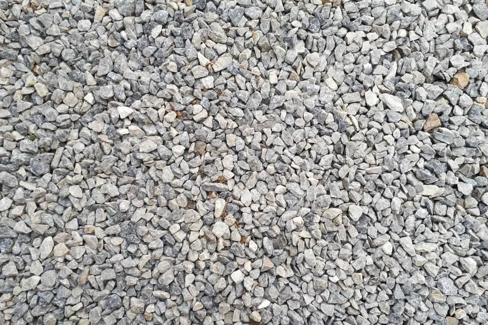 Kliniec czy tłuczeń na podjazd – który materiał zapewni trwałość?