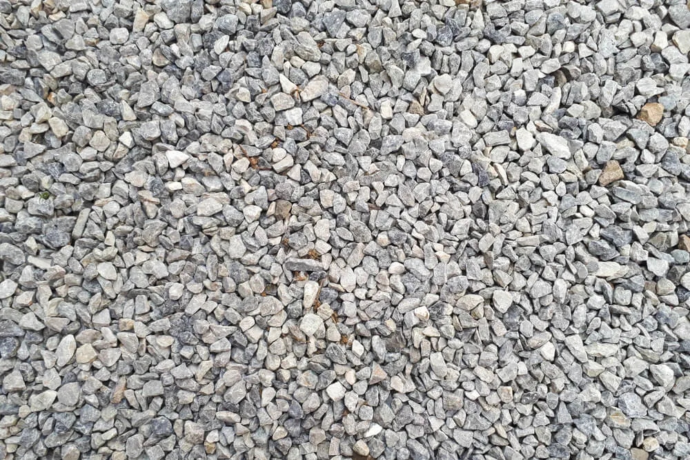 Kliniec czy tłuczeń na podjazd – który materiał zapewni trwałość?