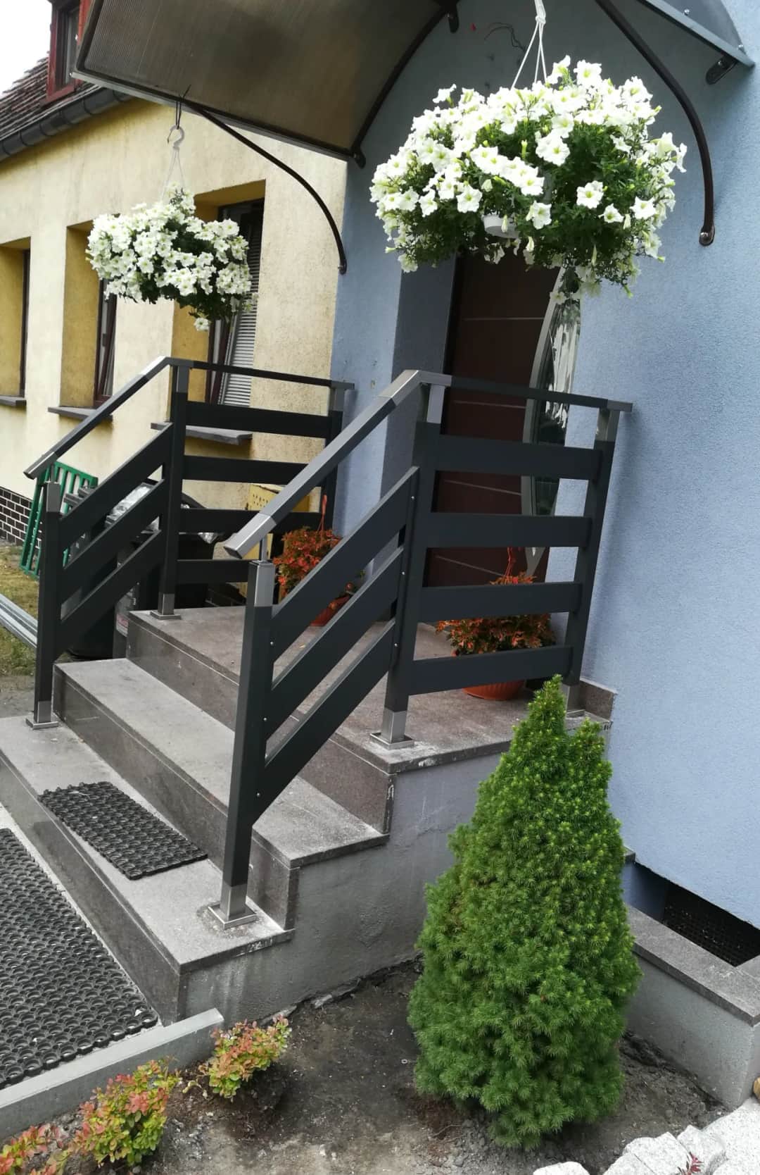 Co postawić na schodach przed domem: 7 pomysłów na dekoracje