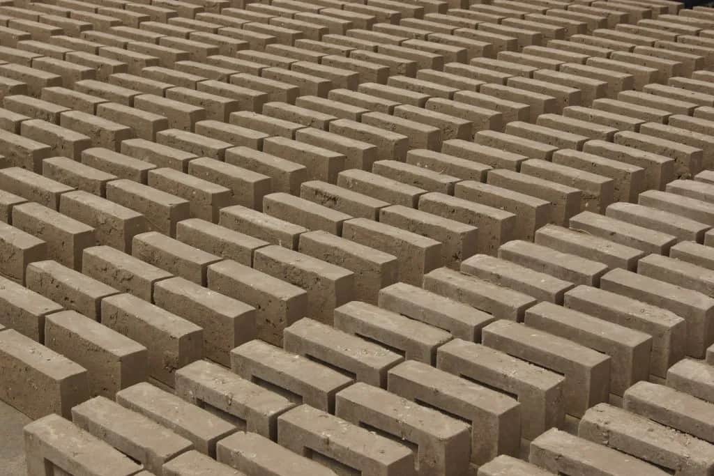 Jakie materiały wykorzystuje się do produkcji cegły i ich właściwości
