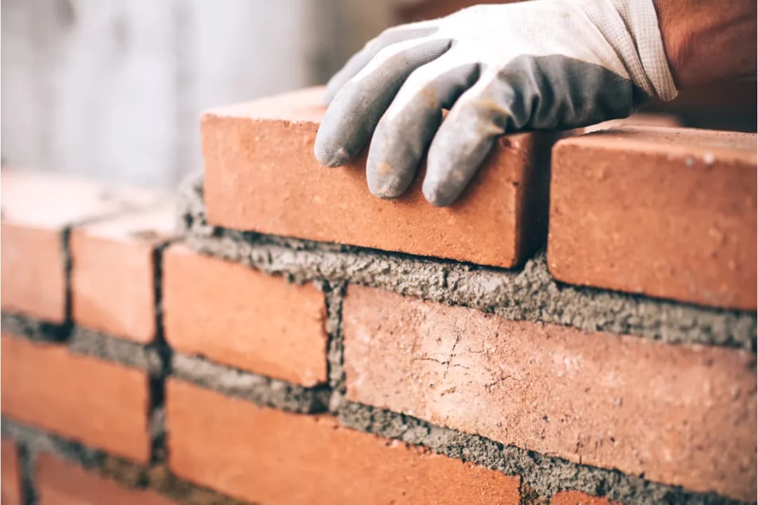 Jak murować z cegły, aby twój projekt zyskał trwałość i styl