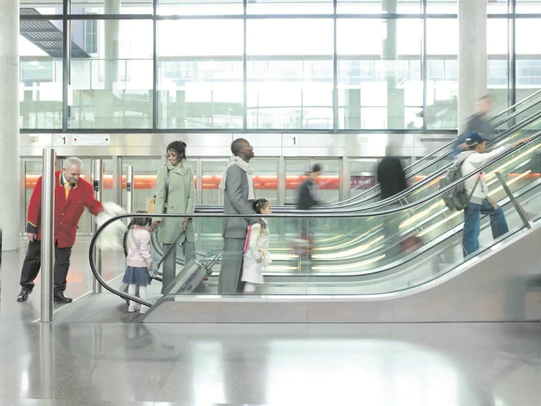 Jak bezpiecznie korzystać ze schodów ruchomych - unikaj wypadków