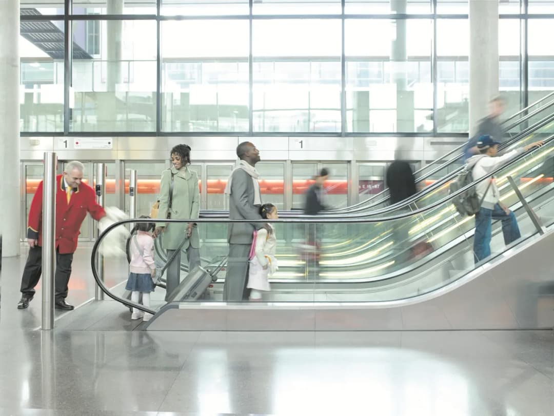 Jak bezpiecznie korzystać ze schodów ruchomych - unikaj wypadków